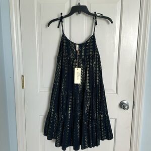 Elan tie strap tiered dress NWT, size Small, metallic gold arrow print/navy